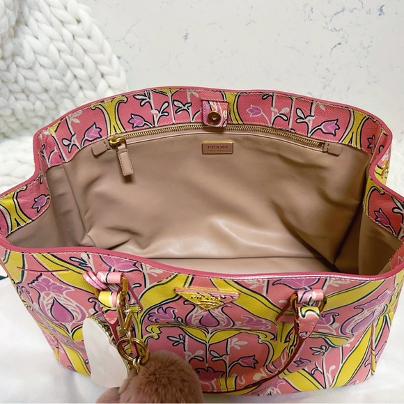 Authentic Prada RARE FAiRY Runway Edition
Saffiano Lux Stampata Gardeners Tote - Picture 6 of 12